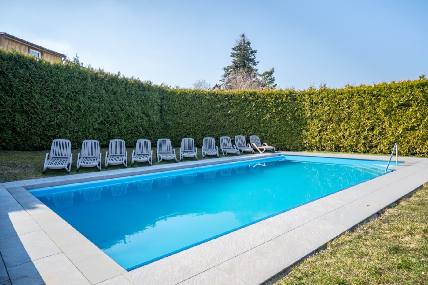 Pool mit Liegen der Ferienwohnung Allrode im Selketal