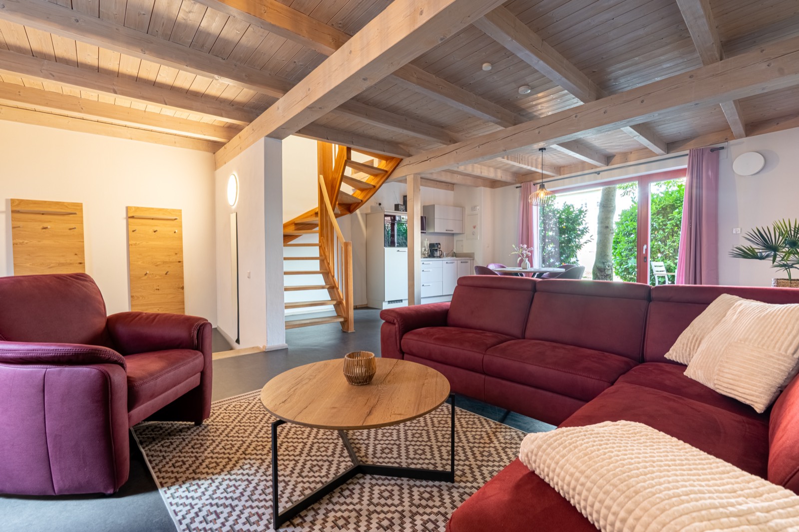 Großer Wohnbereich mit Ecksofa und Sesseln in der City Lodge am Stieg in Quedlinburg